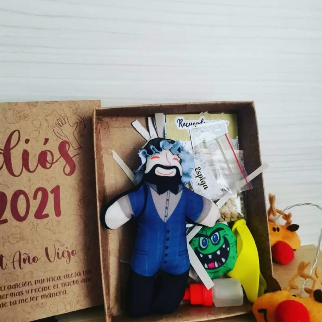 Llegó diciembre con un espectacular kit de año viejo para despedir este año de la mejor manera 🎅🌲, incluye:
- Símbolos de renovación (muñeco de año viejo, emoji virus, fósforos, alcohol y tapabocas adhesivo para la quema 🔥)
- Símbolos de abundancia (un dólar, lentejas y espiga 🌽💸)
-Simbolos de prosperidad (interior amarillo, alcancía, y carta de propósitos ✍️💛🍀)

Revive la tradición, aleja las malas energías y recibe el mejor año de la mejor forma 

#tradicion # kitañoviejo #añoviejo
